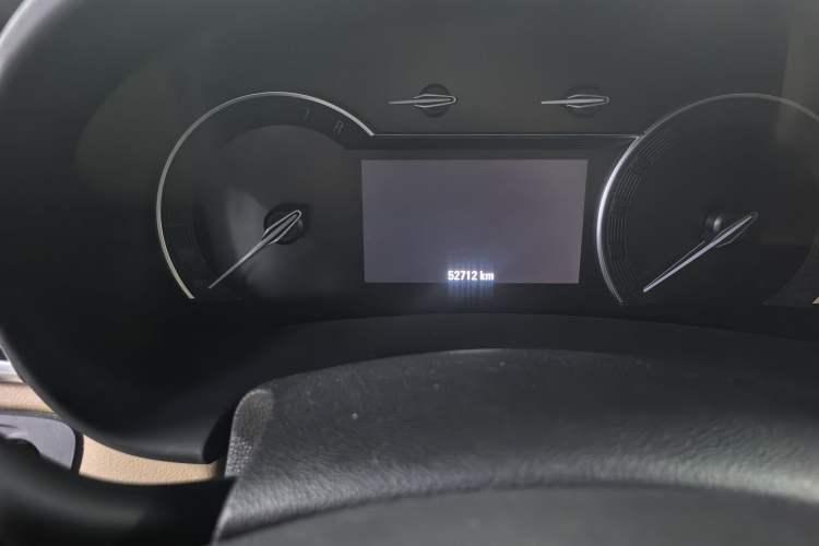 Used Buick GL8 2017 ES 28T Luxury Model China V Standard Odometer Close Up