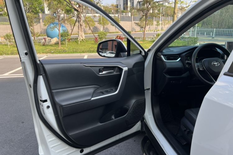 Used Toyota Wildlander 2020 Dual-Engine 2.5L E-CVT Two-Wheel Drive Luxury Edition Interior 10