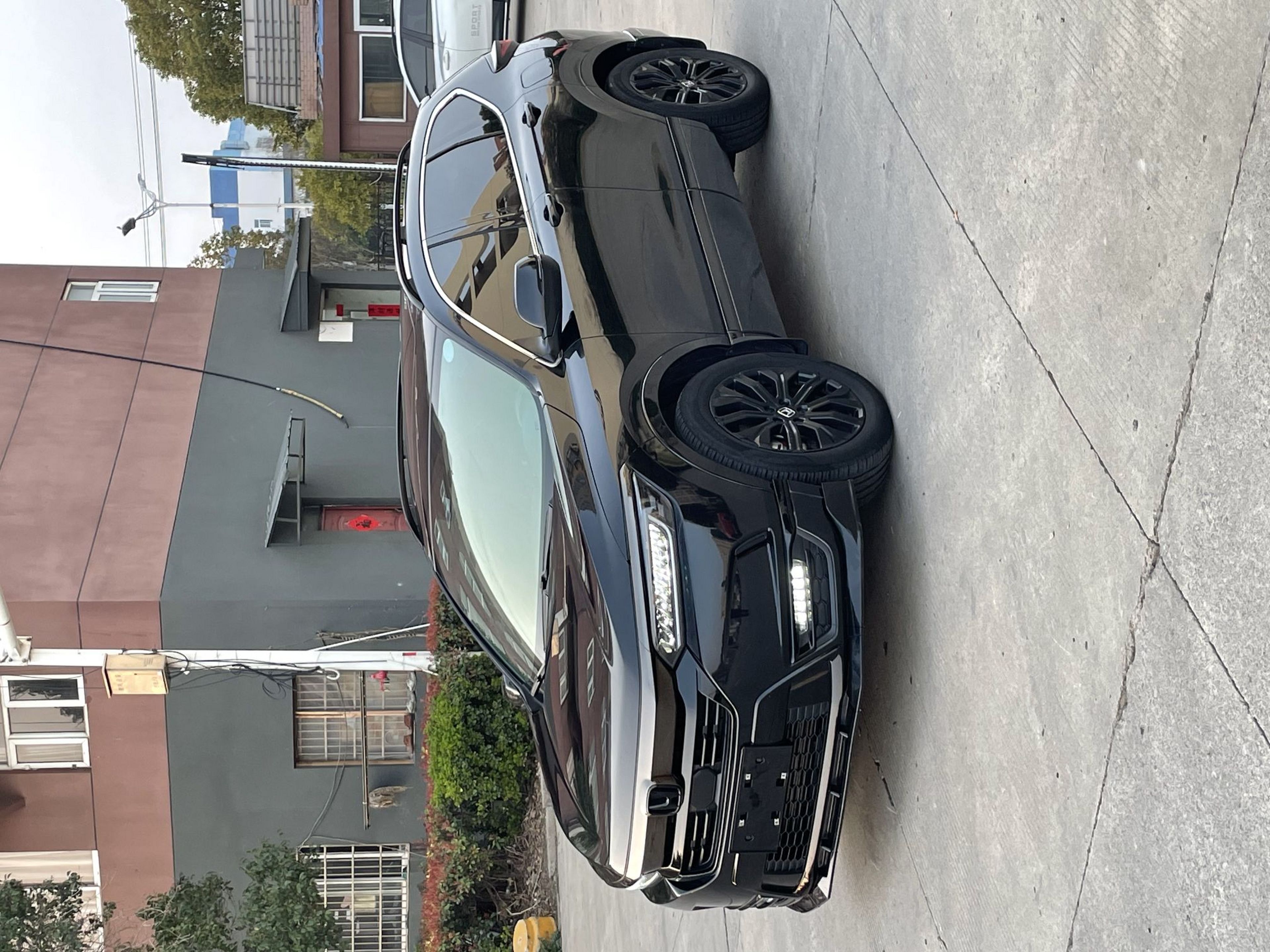Под передней частью автомобиля