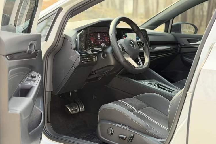 Used Volkswagen Golf 2023 280TSI DSG R-Line Lite Interior 9