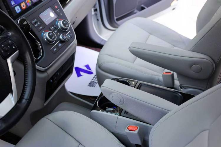 Used Toyota SIENNA  Interior 5