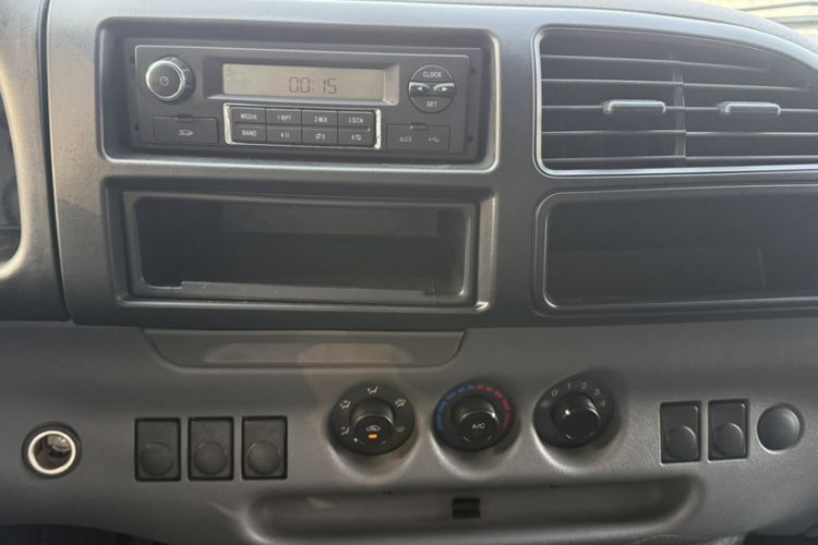 Used JMC Transit 2019 2.8T Commercial Version Short Wheelbase Mid-Roof 6-Seater China VI JX493 Audio And AC Panel