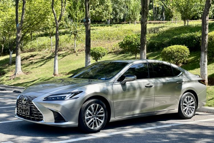 Used Lexus ES 2025 300h Deluxe Edition
