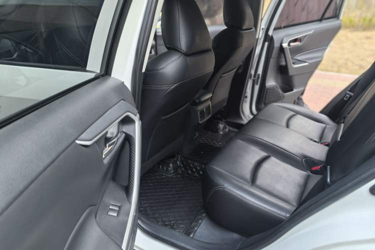 Used Toyota RAV4 2023 2.0L CVT Two-Wheel Drive Fashion Edition Interior 7