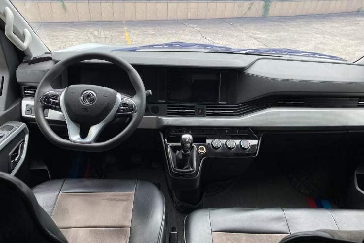 Used Dongfeng Yufeng Yufeng 2023 V9+ 2.0T Manual Front-Wheel-Drive Multi-Function Short-Chassis Low-Roof 5/6-Seater
