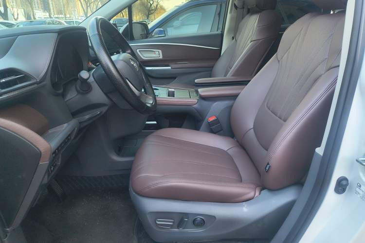 Used Toyota Granvia 2023 2.5L Hybrid Luxury Edition Interior 3