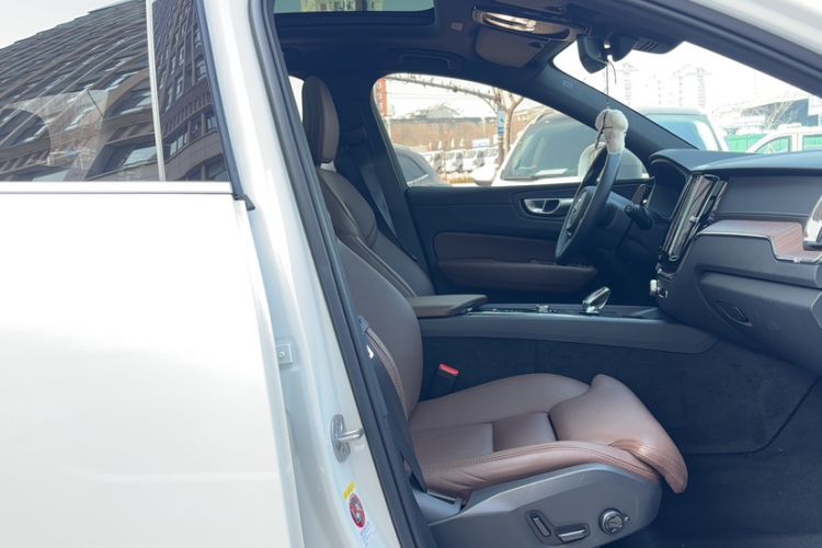 Used Volvo XC60 2023 B5 4x4 Smart Luxury Edition