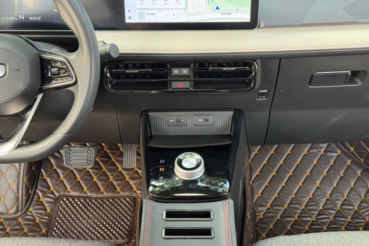 Used Geometry E Firefly 2024 301km Flowing Light Interior 10