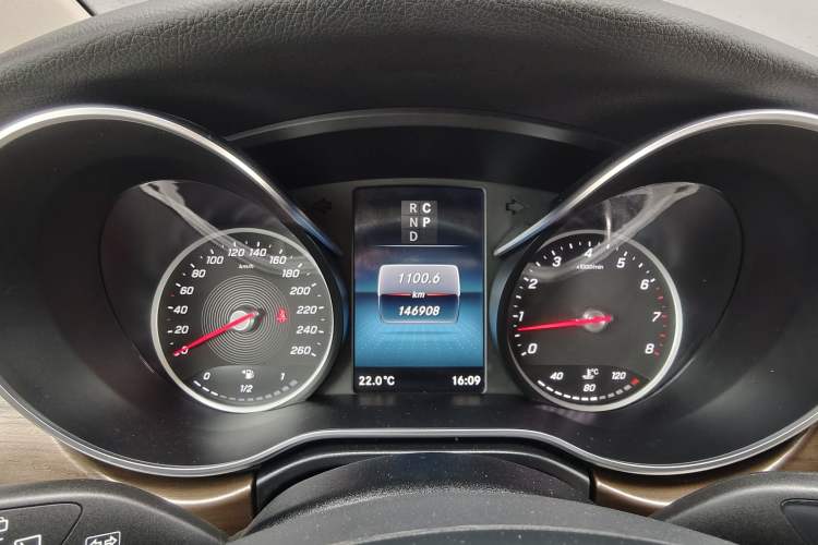 Used Mercedes-Benz V-Class 2020 V 260 L Long-wheelbase Luxury Edition Odometer Close Up