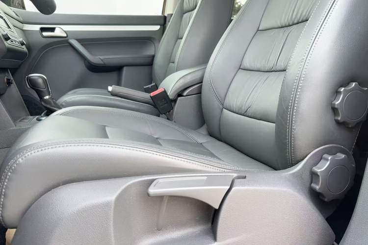 Used Volkswagen Touran 2015 1.4T DSG Comfort Edition 5 Seats Interior 5