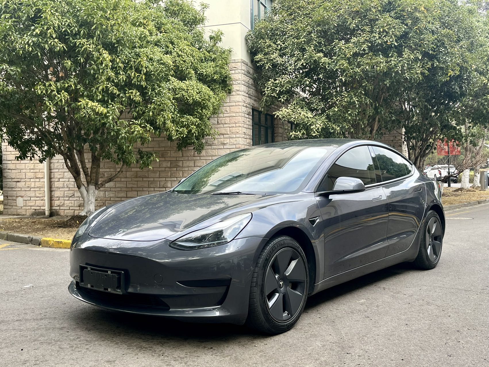 Под передней частью автомобиля