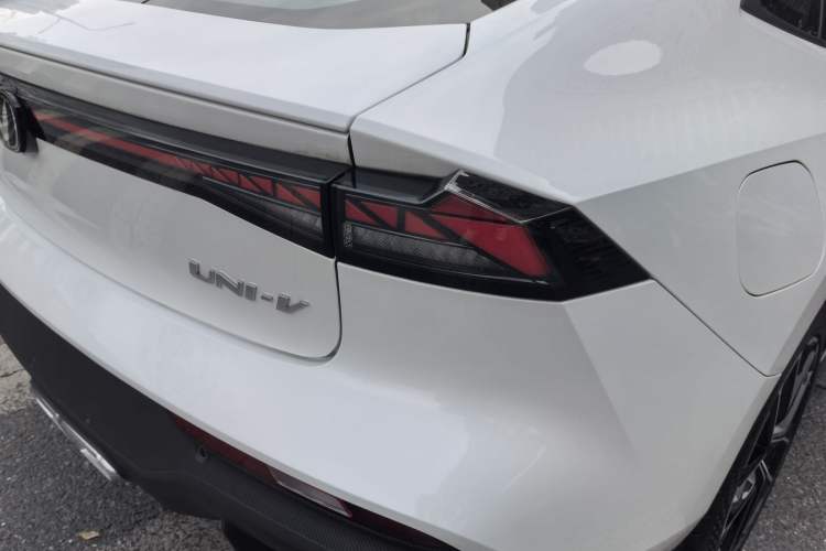 Used Changan UNI-V iDD 2024 Blue Whale Smart Electric iDD 136km ZhiKu Model
