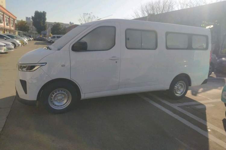 Used Wuling Yangguang 2024 300km Comfort-Grade Passenger Van 60kW