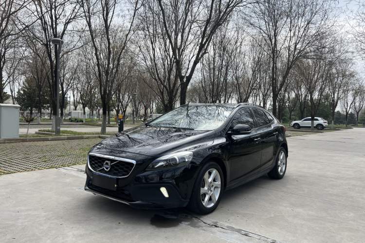 Used Volvo V40 2014 Cross Country T5 AWD Smart Luxury Edition