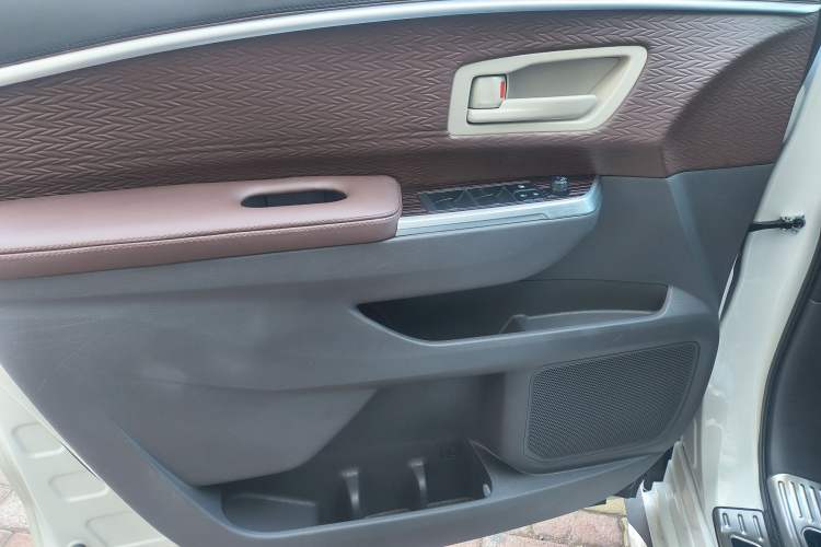 Used Toyota Granvia 2023 2.5L Hybrid Luxury Edition Interior 11