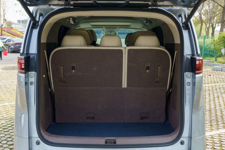 Used Denza D9 2022 DM-i 970 Four-Wheel Drive Prestige Model Trunk