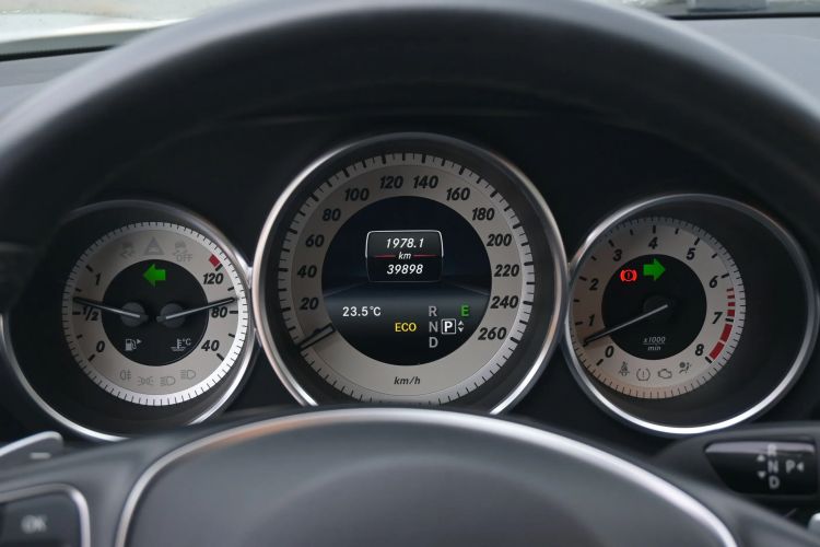 Used Mercedes-Benz CLS 2015 CLS 320 Odometer Close Up