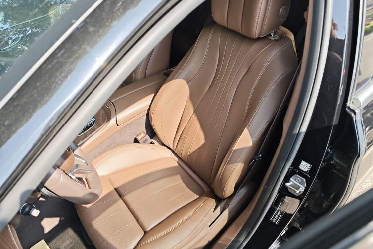 Used Mercedes-Benz E-Class 2019 E 260 L Interior 8