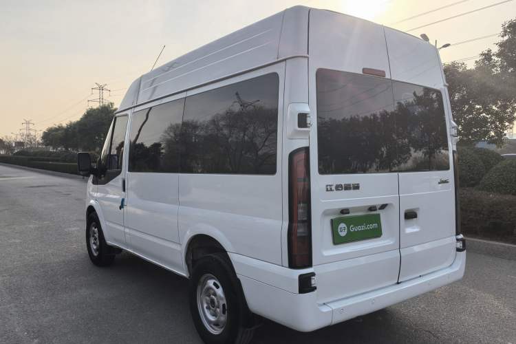 Used JMC Fushun 2023 2.0T Automatic Short-Wheelbase Mid-Top Commercial Multi-Purpose 6-Seater Passenger Vehicle
