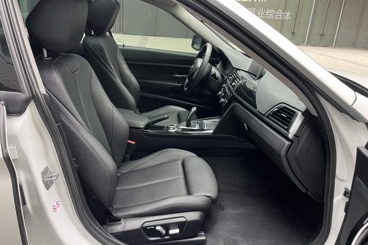 Used BMW 3 Series GT 2019 320i Sport Edition Interior 4