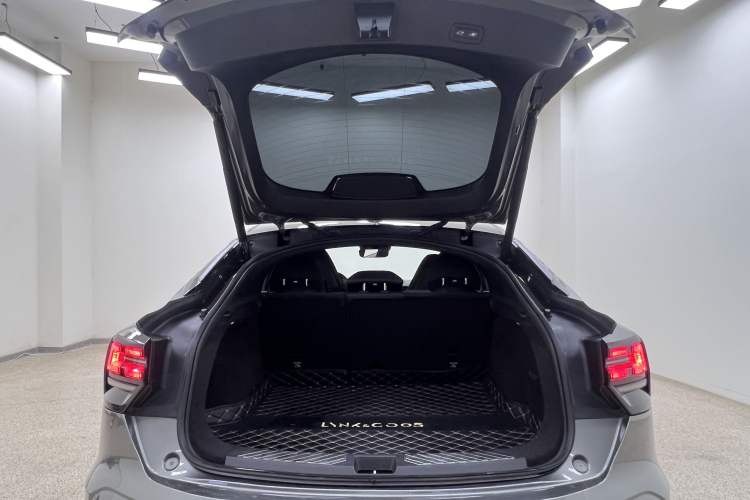 Used Lynk & Co 05 2020 2.0TD Four-Wheel Drive HypeHalo Interior 5