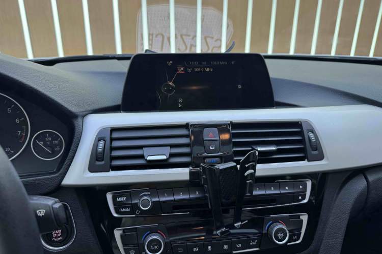 Used BMW 3 Series 2016 320i Fashion Model Interior 3
