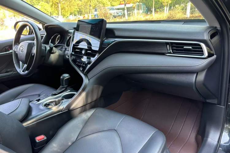 Used Toyota Camry 2023 2.0G Luxury Edition Interior 8