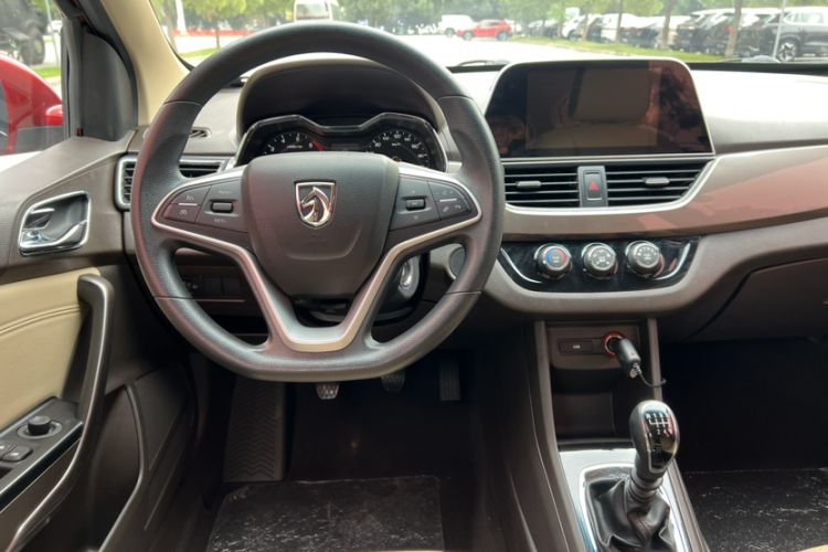 Used Baojun 310W 2017 1.5L Manual Fashion Model China V