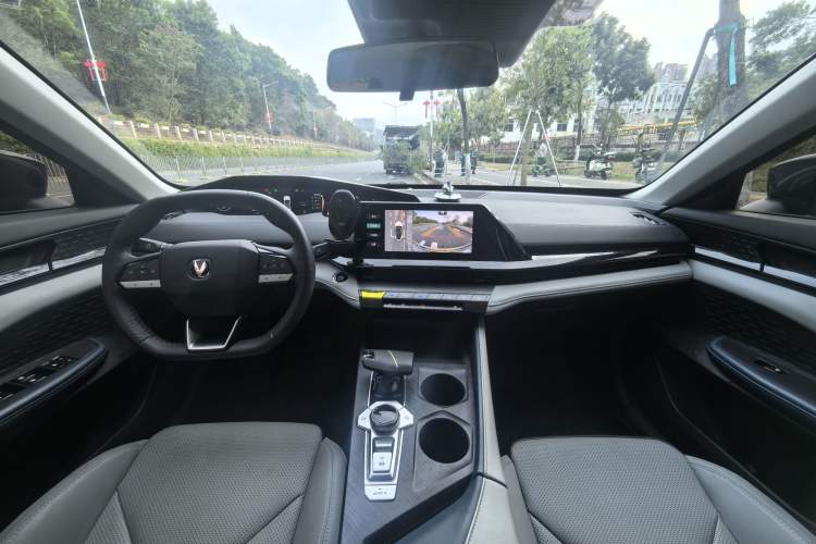 Used CHANGAN UNI-V iDD 2023 ZhiDian iDD 1.5T 113km ZhiKu Model Interior 3