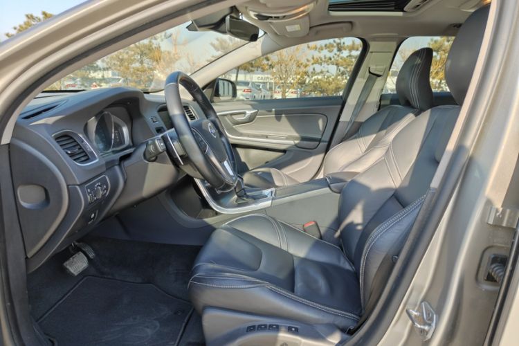 Used Volvo V60 2015 T5 Zhiya Edition
