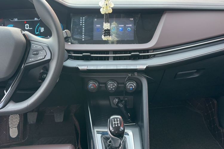 Used CHANGAN CS15 2019 1.5L Manual Entry-Level Version China VI Standard Gear Lever