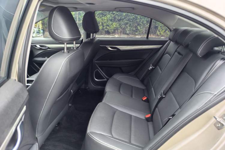 Used Geely Auto Emgrand 2019 Leading Edition 1.5L CVT Upward-Connected Model China VI Standard Interior 3