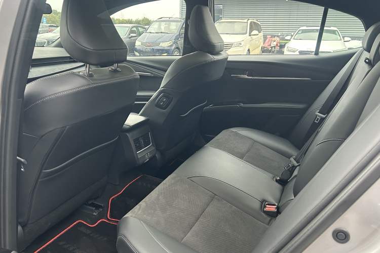 Used Toyota Camry 2026 Model Dual-Engine 2.0HXS Sport Plus Edition
