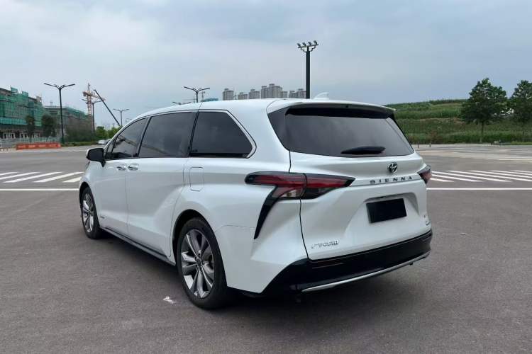 Used Toyota Sienna 2023 2.5L Hybrid Deluxe Edition
