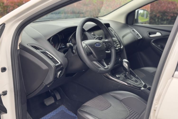 Used Ford Focus 2018 Sedan Classic 1.6L Automatic Trendy SmartDrive Edition Interior 5