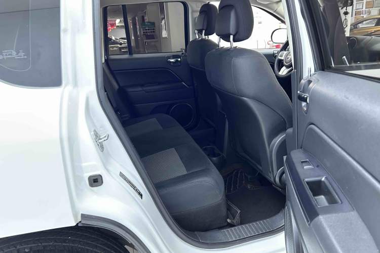 Used Jeep Compass 2015 2.0L two-wheel drive sport version Interior 4