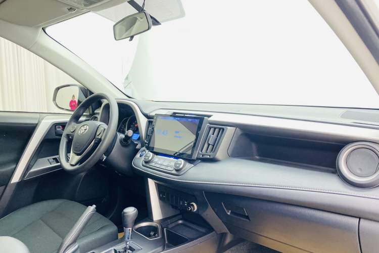 Used Toyota RAV4 2016 2.0L CVT Two-Wheel Drive Fashion Edition China V Standard