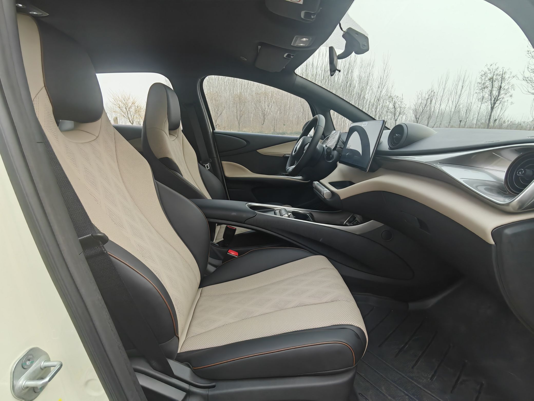 المقاعد الأمامية داخل السيارة