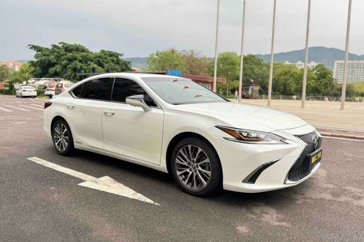 Used Lexus ES 2020 300h Deluxe Edition
