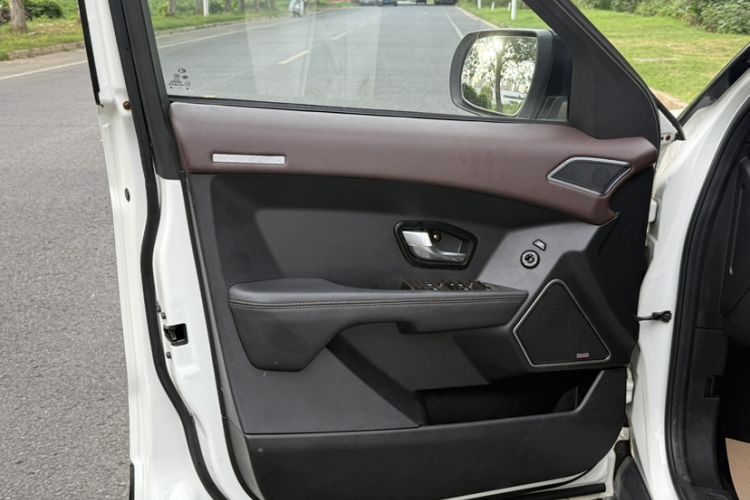 Used Land X7 2015 2.0T Panoramic Prestige Edition
