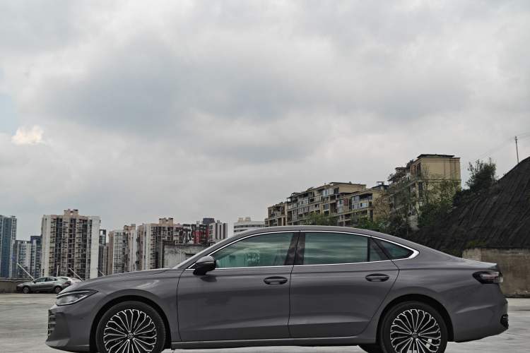 Used Volkswagen Passat 2025 Pro 380TSI Dragon Supreme Edition
