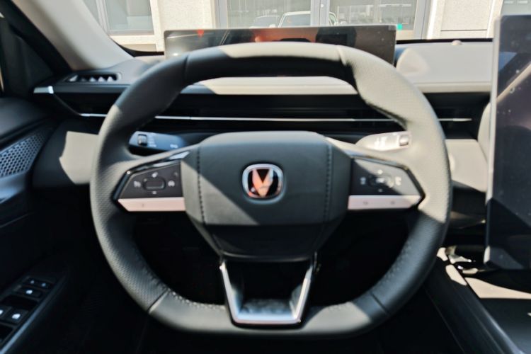 Used CHANGAN Eado 2025 Blue Whale 1.5T 500Bar Prestige Model Interior 2