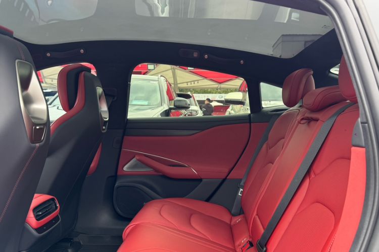 Used Xiaomi Auto SU7 2024 Four-Wheel Drive Ultra-Long Range Advanced Intelligent Driving Max Edition
