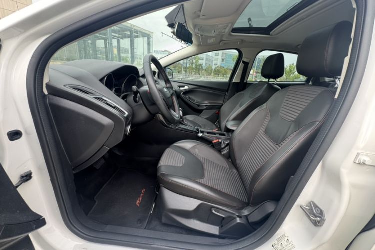 Used Ford Focus 2017 Hatchback EcoBoost 180 Automatic Elite Model Interior 3