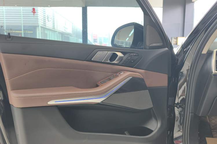 Used BMW X7 2021 Facelifted xDrive40i Luxury Package with Leading Features
