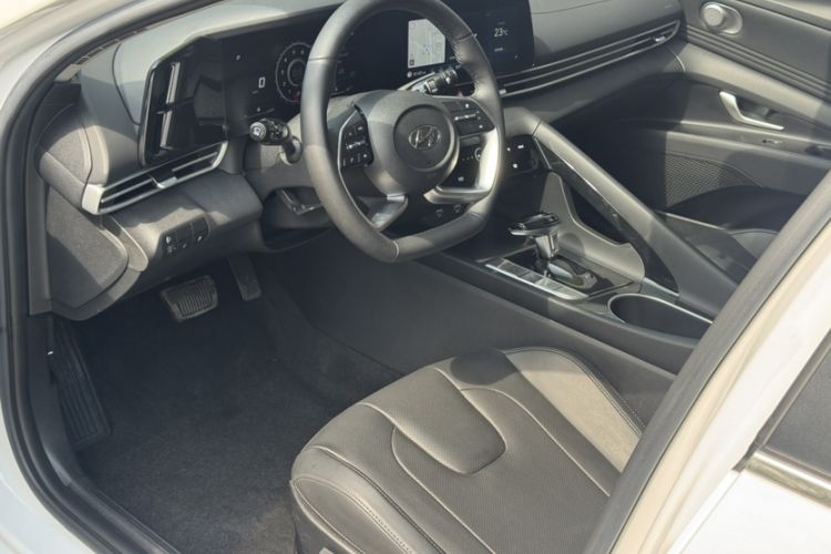 Used Hyundai Elantra 2022 1.5L CVT GLX Elite Edition Interior 5