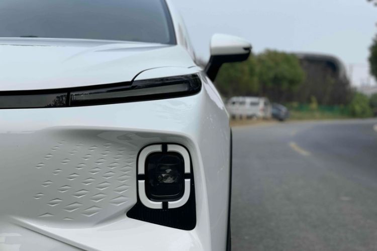 Used Geometry E Firefly 2024 301km Flowing Light Exterior 2