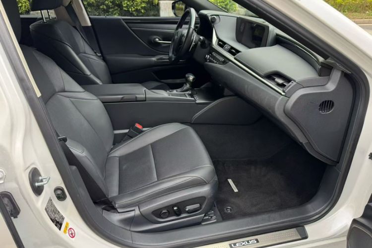 Used Lexus ES 2018 300h Premier Edition China VI Standard