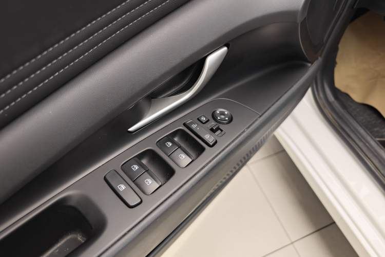 Used Hyundai Elantra 2023 1.5L CVT LUX Prestige Edition Interior 4