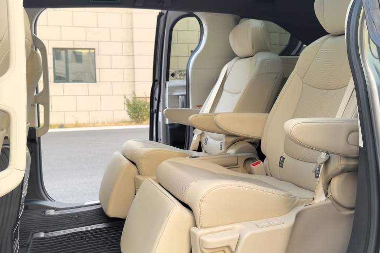 Used Toyota Granvia 2022 2.5L Hybrid Prestige Edition